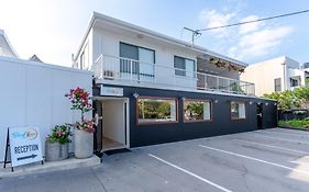 Surf Inn Boutique Backpackers - Free Breakfast
